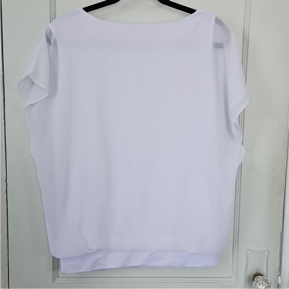 neineiwu
White Blouse w/ Flutter
Sleeve - Picture 4 of 5